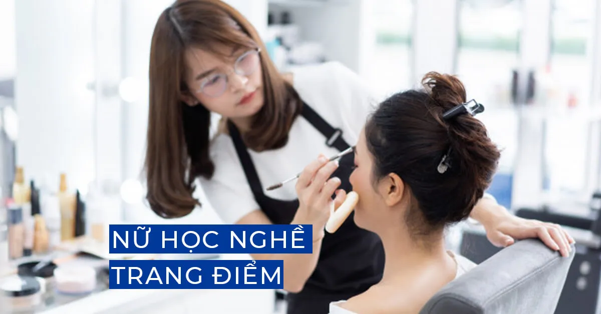 Nữ học Nghề trang điểm