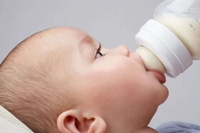 Núm ti đầy sữa sẽ giúp bé tránh bị đầy hơi, nôn trớ