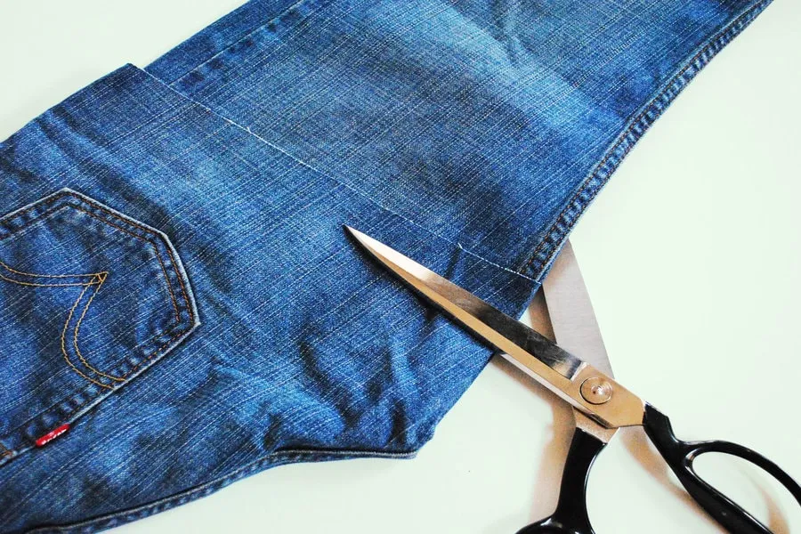 Chớp mắt tái chế quần jeans cũ thành váy trong vòng một nốt nhạc - Hình 2