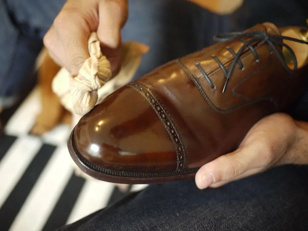 Giải pháp tối ưu để tẩy vết keo dính khó ưa trên đôi giày dép của bạn