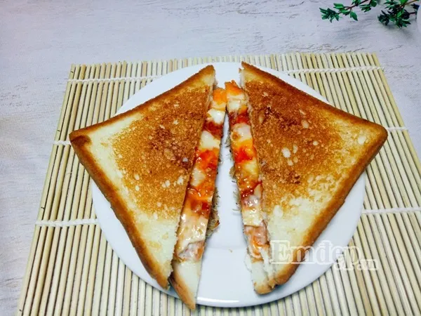 15 phút làm bánh sandwich kẹp trứng xúc xích ngon tuyệt cho bữa sáng cuối tuần