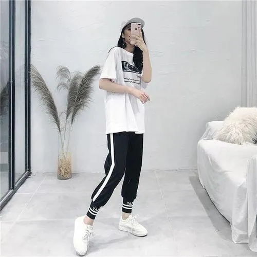 cách phối đồ với áo thun form rộng và quần jogger