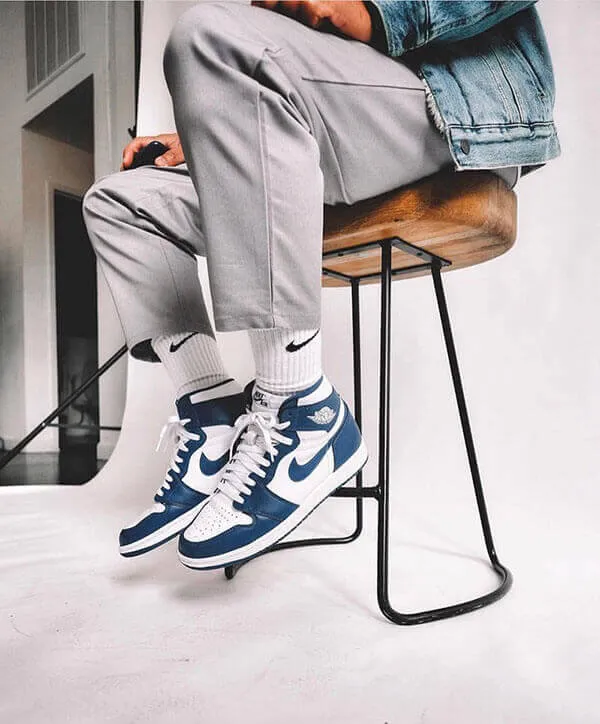Phối giày Air Jordan 1 với quần kaki và áo khoác jean