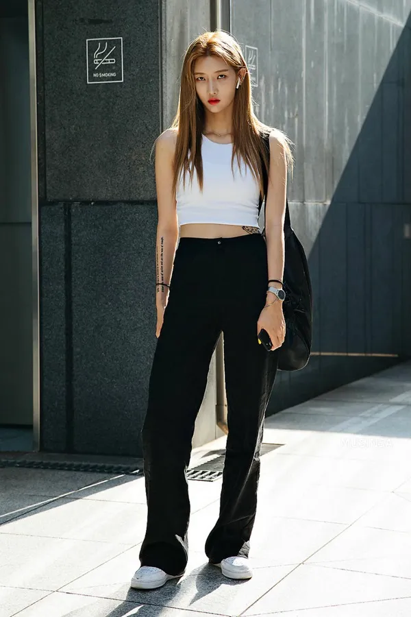 Quần ống rộng cạp cao với áo croptop