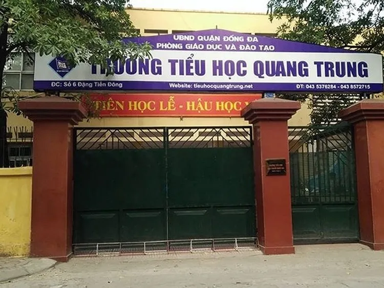 Biển hiệu trường tiểu học Quang Trung