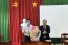 Lãnh đạo Trung tâm KSBT tỉnh đại diện đơn vị nhận quà tặng của Chủ tịch UBND tỉnh Nguyễn Phi Long (Ảnh: Thu Phương)