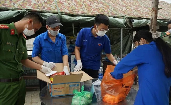 Sinh viên ngành y thầm lặng chống Covid-19: "Đến giờ em vẫn giấu bố mẹ đi tình nguyện vì sợ mọi người lo lắng"