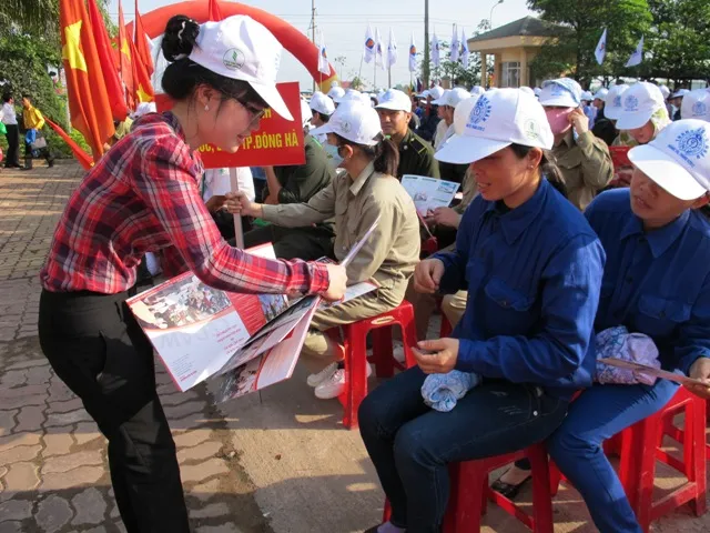 Cán bộ công đoàn tuyên truyền pháp luật cho CNLĐ