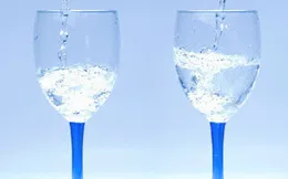 Chọn chiếc ly muốn uống nước nhất, câu trả lời sẽ tiết lộ bạn là người tiêu tiền thế nào, hào phóng hay tính toán