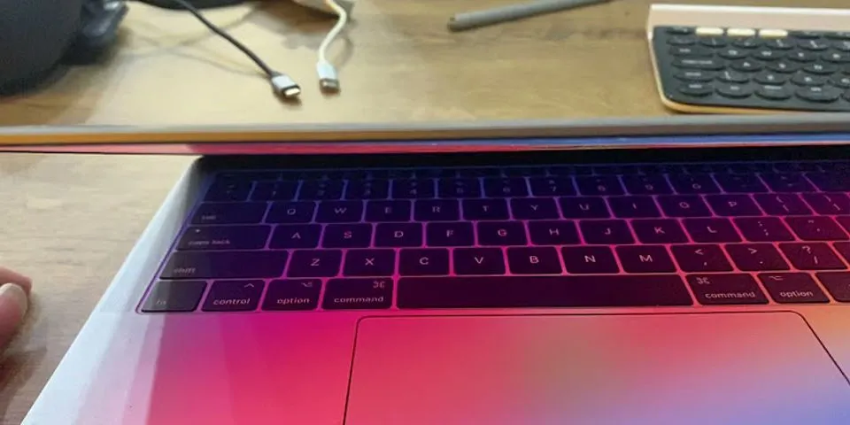 Macbook bị mắt đen màn hình