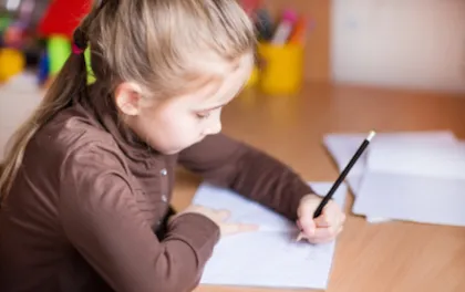 Không nên ép trẻ thuận tay trái tập viết bằng tay phải.