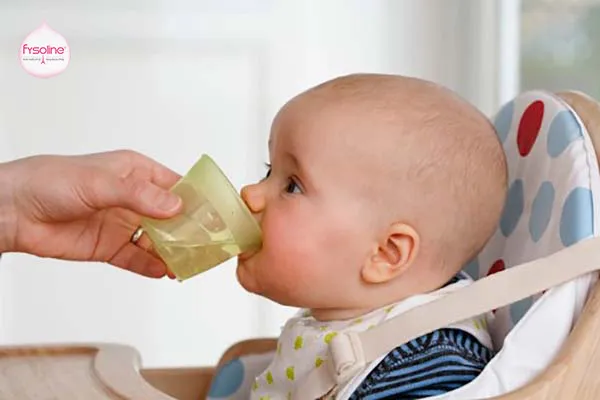 Cho trẻ uống nhiều nước ấm khi bị sổ mũi